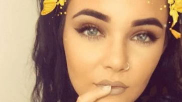 Şi-a făcut un selfie, l-a pus pe net. A frânt inimi, apoi au observat în spate un DETALIU GROTESC