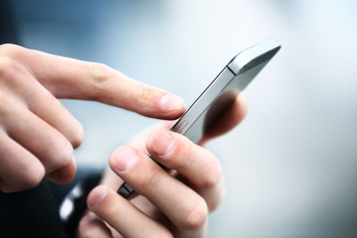 PREMIERĂ MONDIALĂ Instanță: O persoană care a dezvoltat o tumoare din cauza telefonului, despăgubită