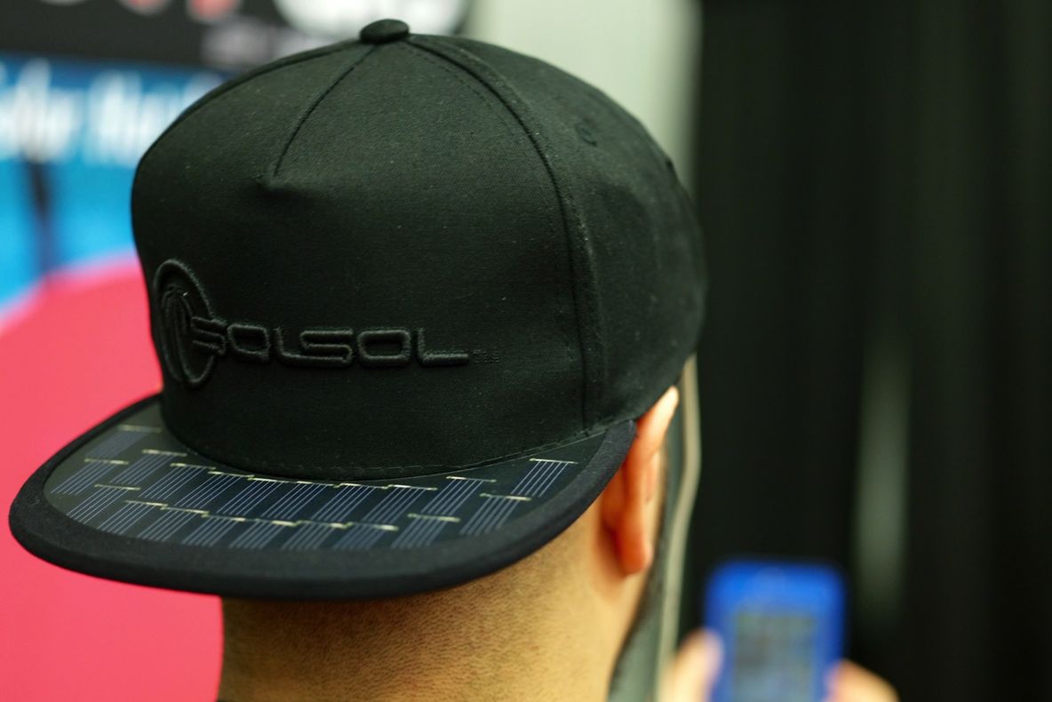 A apărut prima șapcă inteligentă care rezolvă cea mai mare problemă a utilizatorilor de smartphone