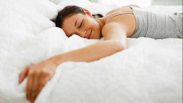 Truc surprinzător. Ce să pui în pat noaptea ca să dormi mai bine 