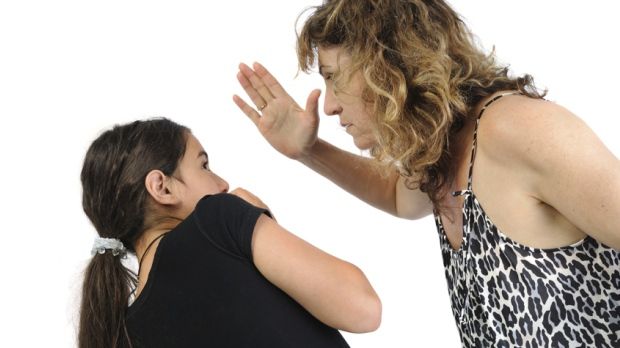 Doar în România se poate. Învăţătoare condamnată pentru că a bătut o elevă, din nou, la clasă