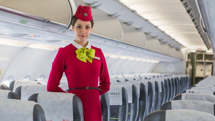 De ce ascund stewardesele mâinile la spate când urcăm în avion? Un scop precis, puțini îl știu