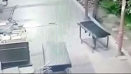 Asistentele, speriate. Momentul bizar când o targă se mișcă singură, filmat