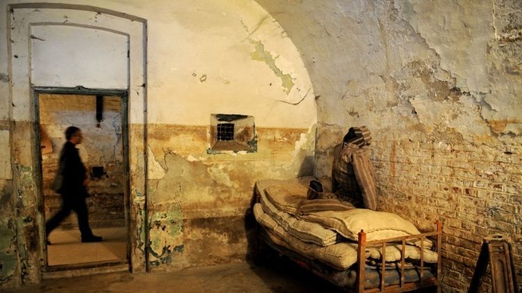 Încă un torţionar trimis în judecată. Fost şef de penitenciar, acuzat de uciderea a 100 de deţinuţi 