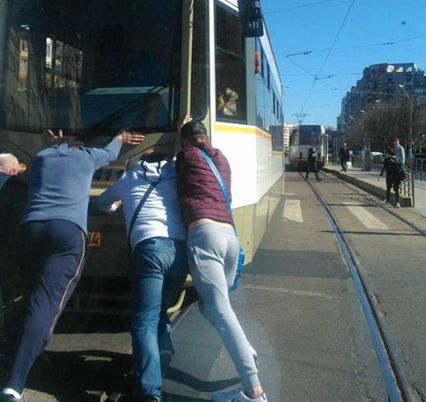 Un tramvai a fost împins de călători în Capitală