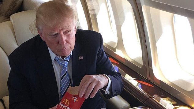 Donald Trump, atacat pe Twitter de reprezentanţii McDonald. "Eşti o scuză dezgustătoare!" 