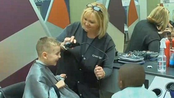 I-a cerut mamei să-l tundă la fel ca prietenul lui. Gestul care a emoţionat o lume întreagă 