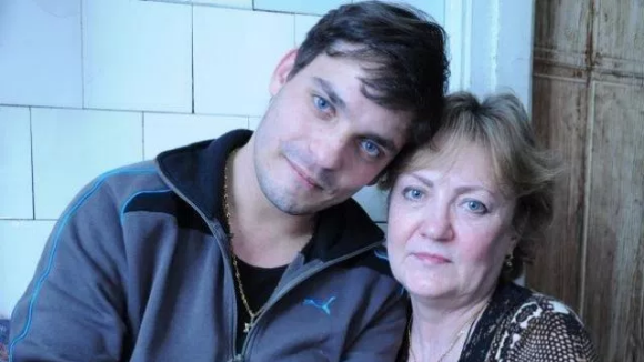Fiul lor murise cu 27 de ani în urmă. Însă într-o zi acest tânăr a bătut la ușa lor…