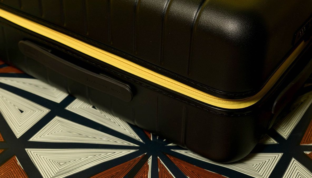 Marinarii au găsit o valiză plutind pe ape. Când au desfăcut-o, au fost ŞOCAŢI. Misterul s-a ADÂNCIT