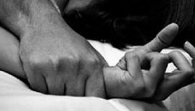 Clipe de groază pentru o tânără. Nevoită să sară de la balcon, pentru a scăpa de cinci violatori