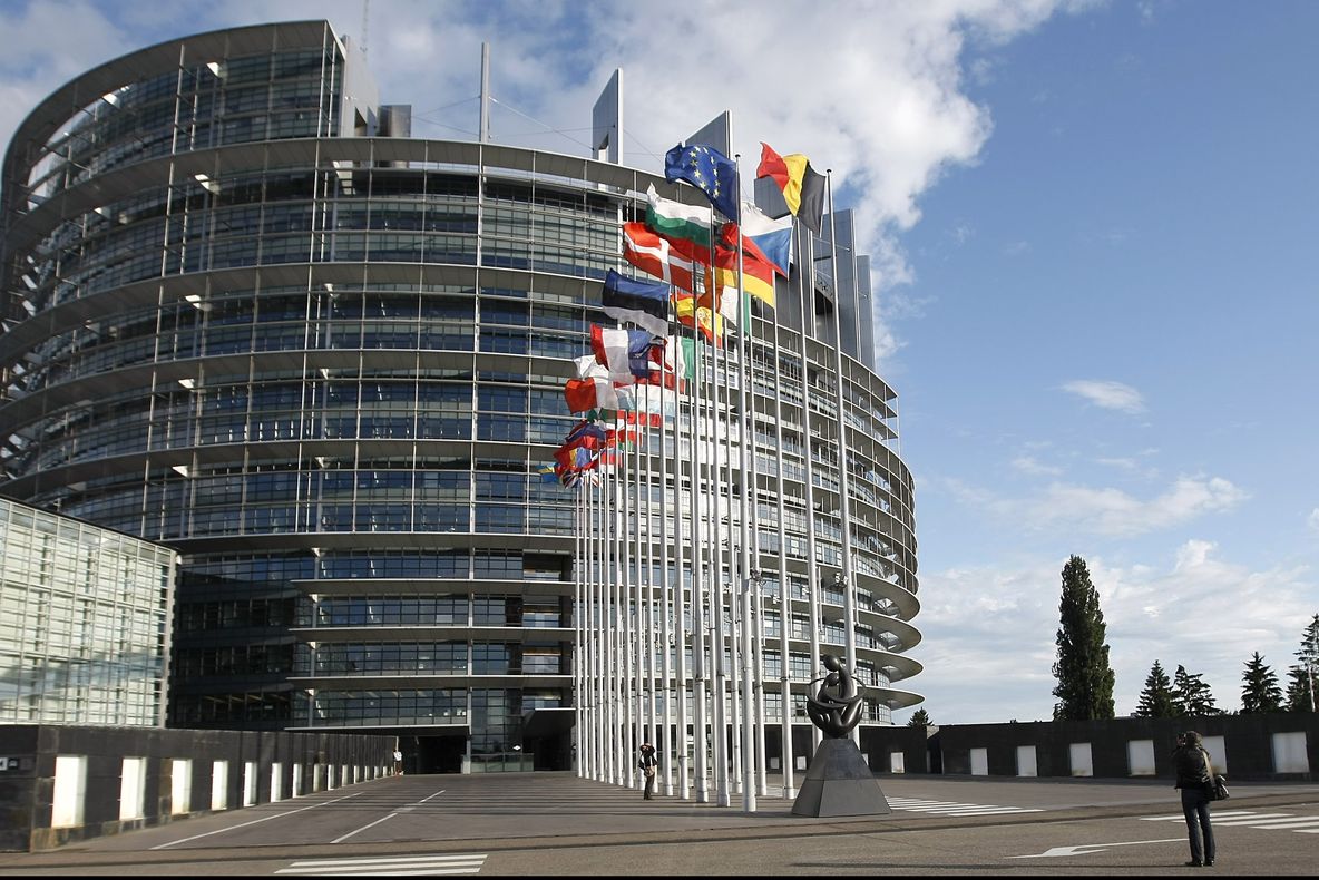 Europarlamentarii cer Comisiei Europene să impună vize americanilor 