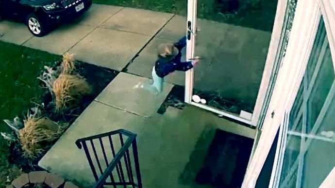 Moment ca-n filme - în faţa ochilor mamei, VÂNTUL a luat pe sus o fetiţă de 4 ani