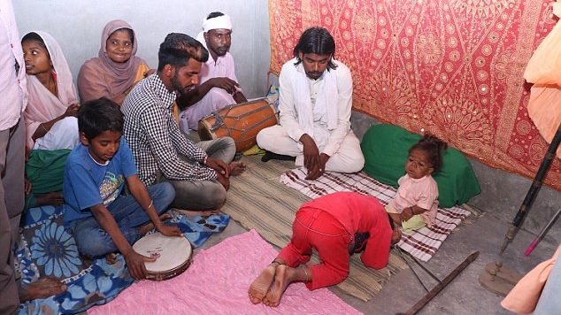 Are 21 de ani, dar arată ca un bebeluş! Oamenii din comunitate îl venerează şi cred că este un zeu