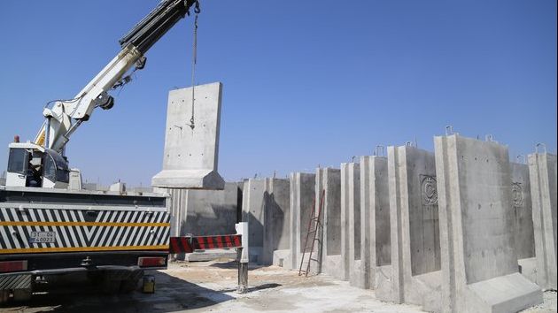 Turcia a ridicat mai mult de jumătate din zidul de la granița cu Siria