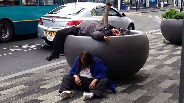 După ce îl consumă, se transformă în zombie. Drogul care a pus pe jar britanicii