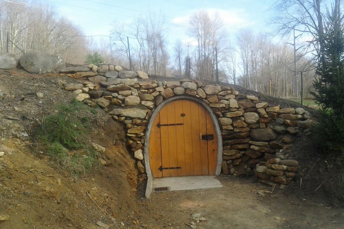 A construit casa HOBBIT ieftin şi cu puţină muncă depusă. Este ascunzătoarea perfectă