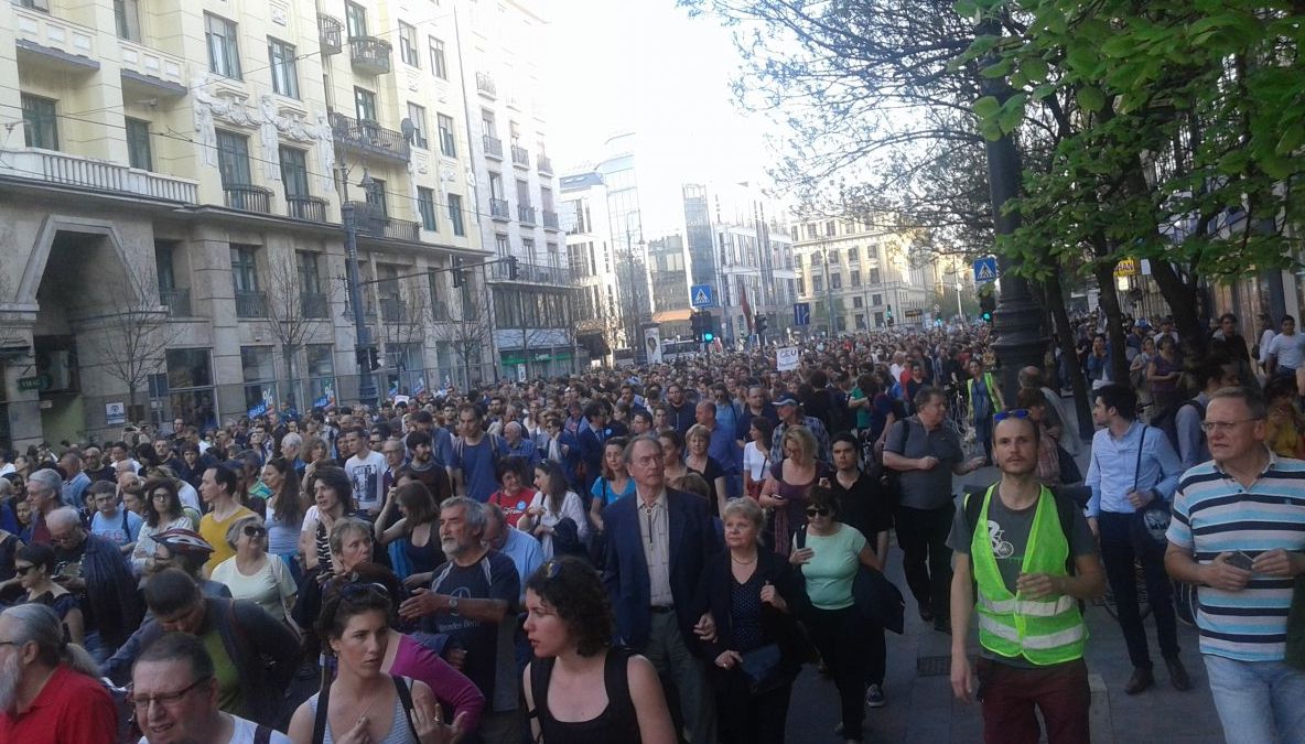 Parlamentul ungar a adoptat legea ce ar putea forța închiderea universității fondate de Soros