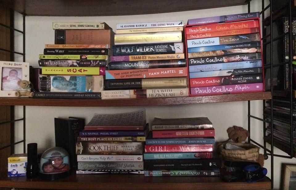 O fetiţă de 13 ani citeşte o CARTE din fiecare ţară a lumii. Ce cărţi din România sunt pe listă