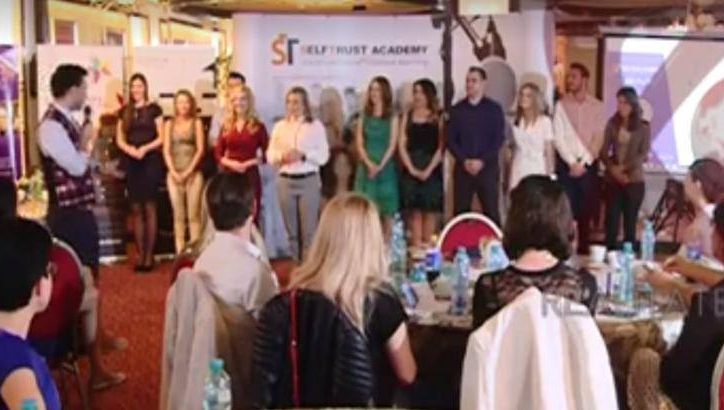 Despre emoţie şi fericire: Povestea a 11 tineri care au participat la un concurs de vorbit în public