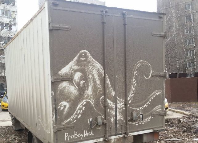 Ruşii din Moscova sunt DISPERAŢI. Un bărbat merge pe străzi şi desenează pe maşinile lor.Sau e artă?