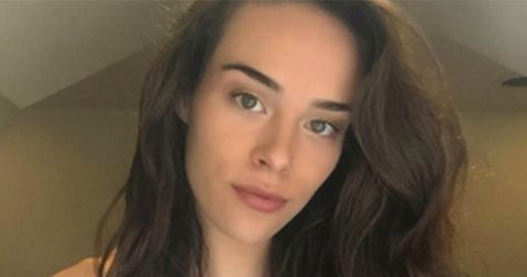 A intrat în sala de fitness, iar bărbaţii o admirau. Dar fata s-a dezbrăcat şi toţi au fugit. ŞOCANT