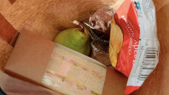 Profesoara s-a uitat în pacheţelul elevului şi s-a CUTREMURAT. A chemat imediat poliţia