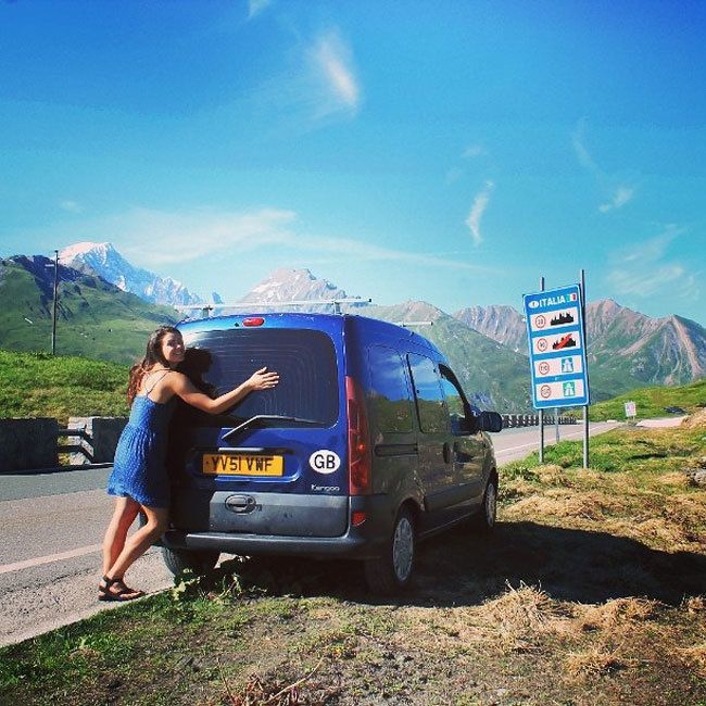 Şi-a vândut garsoniera şi a cumpărat un Renault Kangoo. ULUITOR cum a amenajat duba. S-a mutat în ea