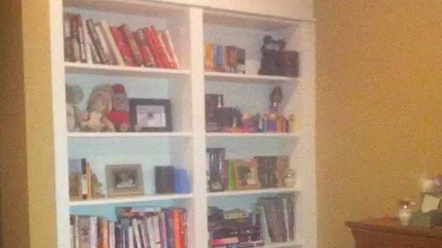 Au găsit o scară secretă în spatele bibliotecii. Au coborât treptele şi s-au ÎNGROZIT unde au ajuns