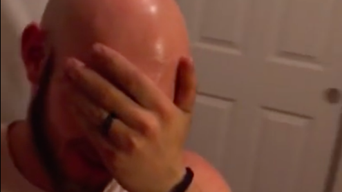 A primit cadoul de ziua lui într-o cutie. A crezut că e un ceas. Dar s-a uitat mai bine şi a PLÂNS