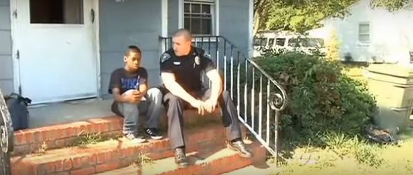 Puştiul i-a zis poliţistului că vrea să fugă de acasă. Agentul a intrat în locuinţă, a înţeles de ce