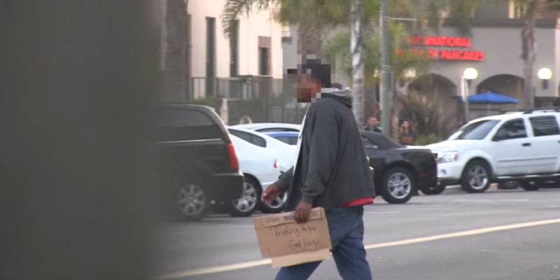 Inspira milă şi cerşea în intersecţie. L-au urmărit şi... şoc. Ce maşină are şi în ce casă stă