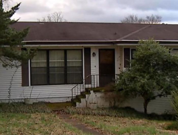 Au crezut că vecinii s-au mutat.Dar au mirosit ceva groaznic.Au chemat poliţia, au mers în casă şi..