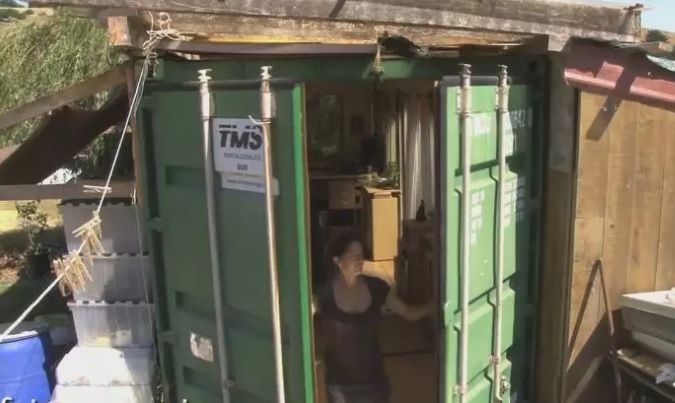 A transformat o ghenă de gunoi într-o căsuţă cochetă. Locuieşte acolo cu fiica ei.Cum arată locuinţa