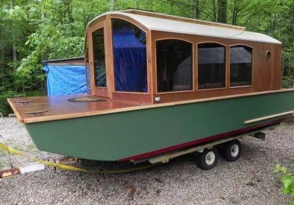 Aveau o barcă normală. Au construit în ea o căsuţă şi îşi trăiesc bătrâneţea acolo. Cum arată 