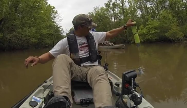 A mers la pescuit cu bărcuţa lui. A scos undiţa din apă, iar ce era în cârlig l-a ÎNGROZIT. A fugit