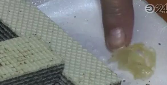 O rusoaică a găsit un prezervativ în gustarea fiului. Ce a păţit copilul după ce a consumat mâncarea