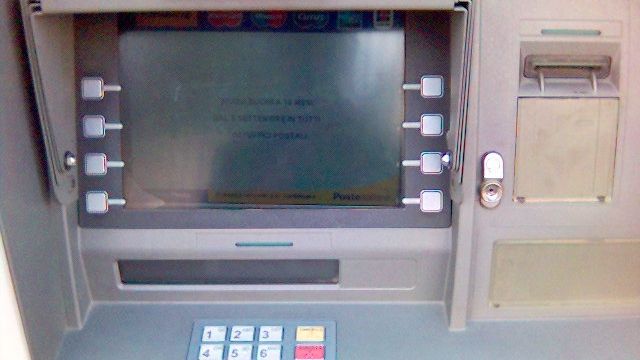 Iată cum îți pot fi furați banii din cont! Detaliul după care trebuie să te uiți la bancomat