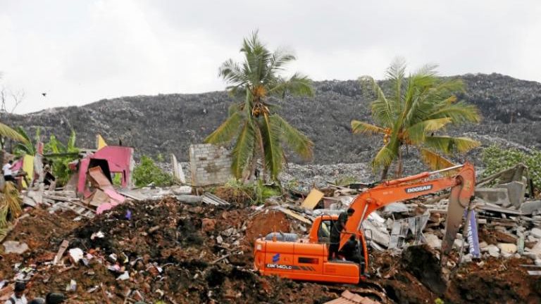 Tragedie. Cel puţin 16 morţi după prăbușirea unui munte de gunoi