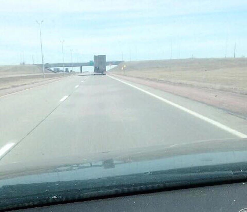 Rulau cu maşina pe autostradă. În faţa lor, un camion.Au ÎNGHEŢAT când au văzut ce evada din remorcă