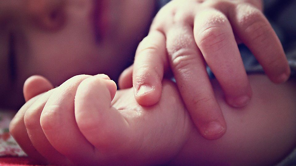 A mers să îşi ia copilul de un an de la creşă. L-a găsit mort. A privit cu atenţie trupul. Şoc!