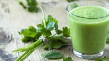 Sucul de pătrunjel este AUR pentru sănătate! Ce se întâmplă dacă consumi zilnic