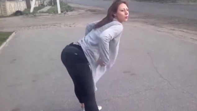 A văzut o femeie pe marginea drumului în timp ce conducea. Ea a fost cauza accidentului. Ce făcea