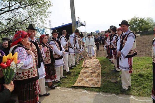 Fotografii uimitoare dintr-un sat din Vaslui - zeci de metri de covoare întinse pentru Episcop