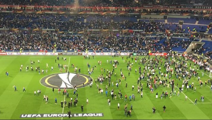 Nebunie în Franța! Suporterii lui Lyon au invadat terenul înaintea meciului cu Beșiktaș 