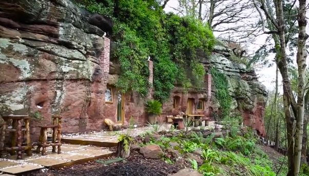 A cheltuit 230.000$ ca să fie "omul peşterii".A sculptat casa în stânci într-o peşteră de 700 de ani