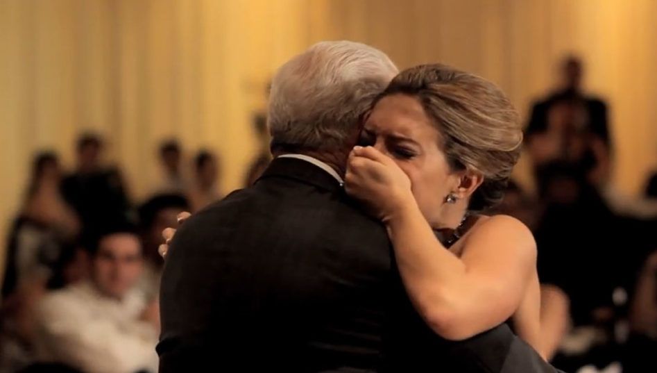 Tatăl murise înainte de nuntă. La cununie, fratele i-a spus atât: uită-te în spatele tău! S-a albit