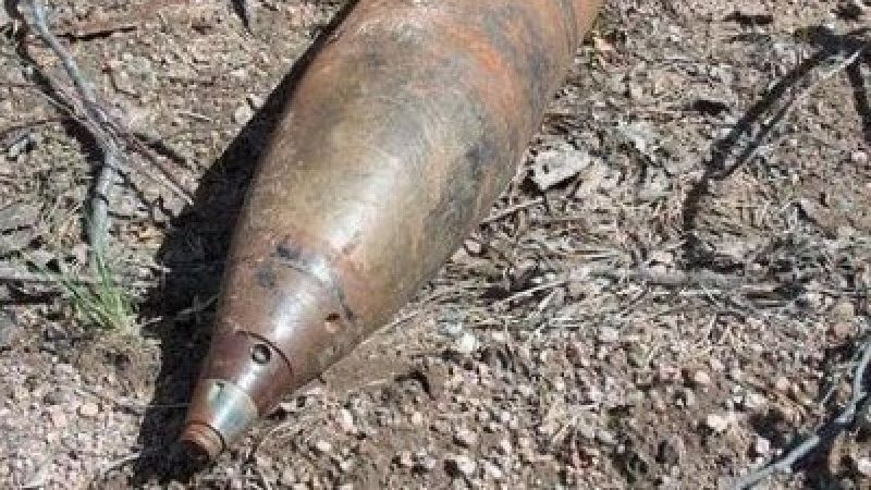 Un tractorist a descoperit un proiectil neexplodat când întorcea brazda, în Giurgiu