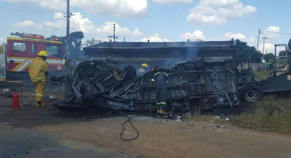 Cel puţin 20 de ELEVI au murit, după ce microbuzul şcolar a intrat într-un camion şi a explodat