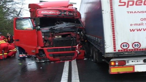 Accident grav, pe DN 7 - trei TIRURI s-au ciocnit, din pricina vitezei