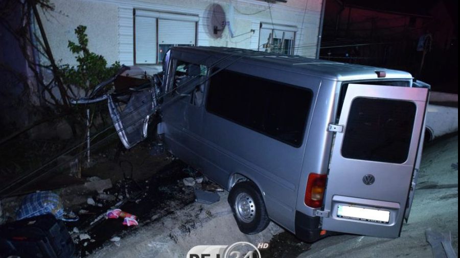 Accident grav, noaptea trecută. 3 victime încarcerate, printre care şi un copil de 5 ani